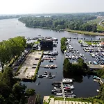 Botel Motor Yacht Amazone *