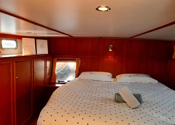 Motor Yacht Amazone 船上ホテル