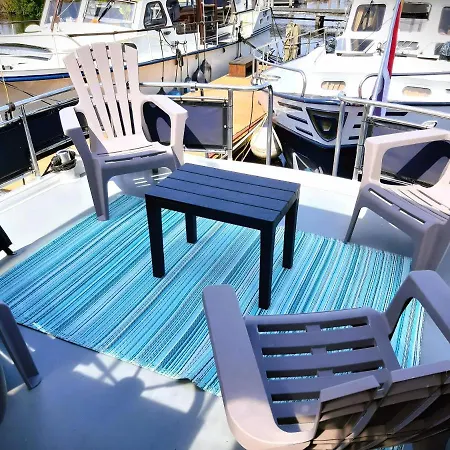 Motor Yacht Amazone 船上ホテル