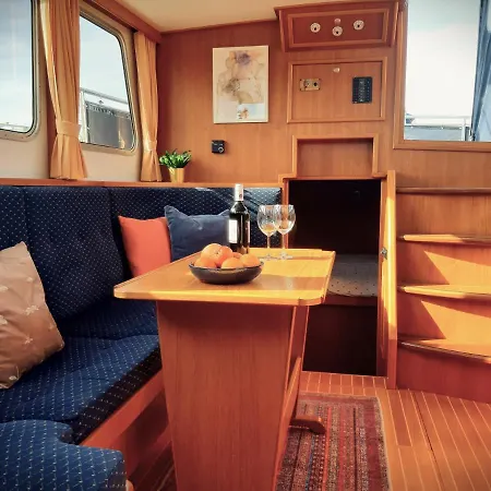 Motor Yacht Amazone 船上ホテル *