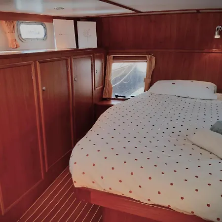 Motor Yacht Amazone 船上ホテル *