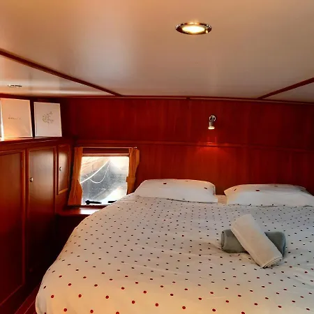 Motor Yacht Amazone ספינת מלון