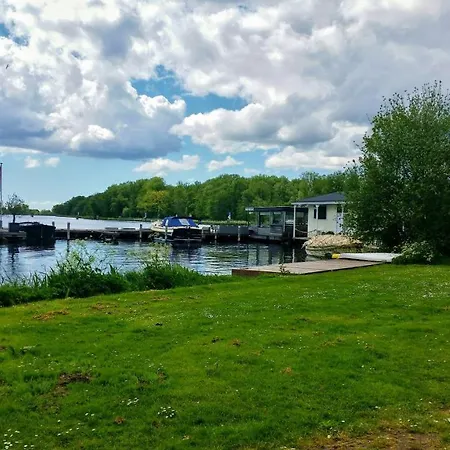 Motor Yacht Amazone 船上ホテル *