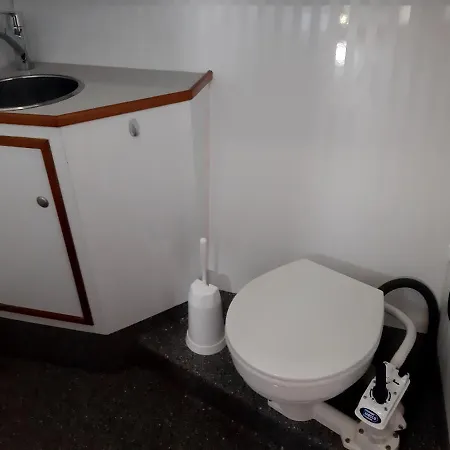 ספינת מלון Motor Yacht Amazone *