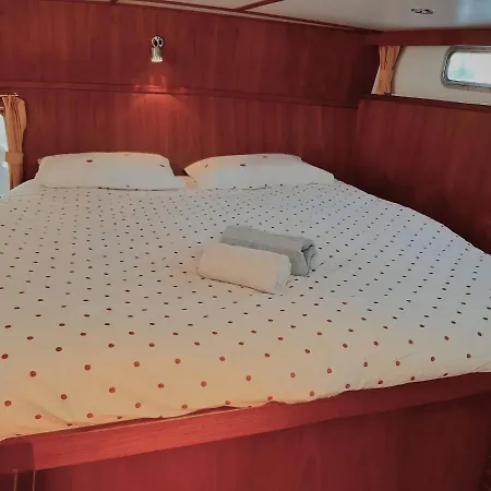 ספינת מלון Motor Yacht Amazone *