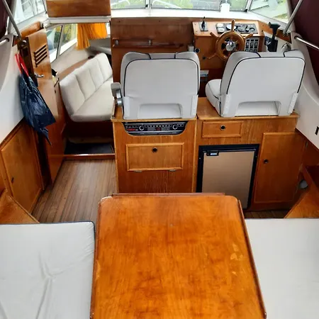 ספינת מלון Motor Yacht Amazone
