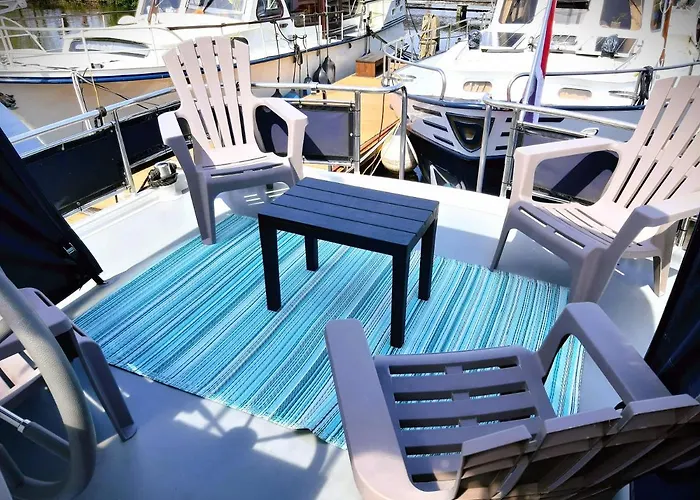 Motor Yacht Amazone 船上ホテル