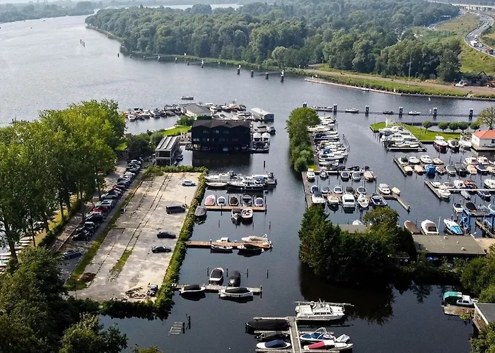 船上ホテル Motor Yacht Amazone *